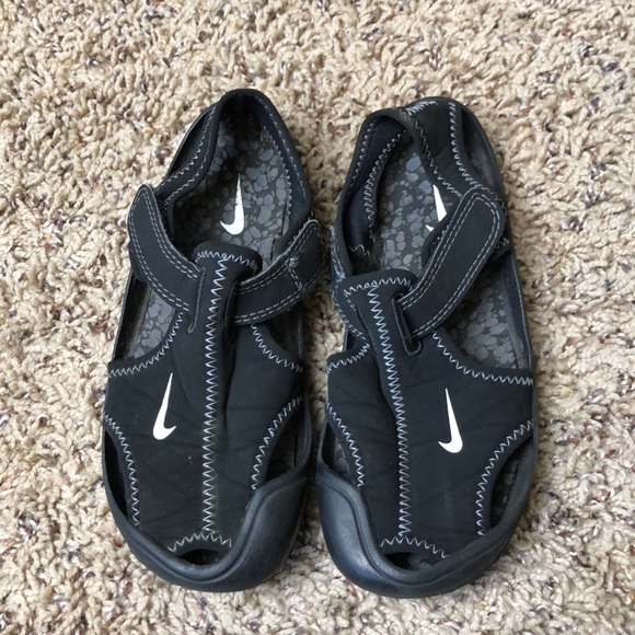 closed toe nike sandals